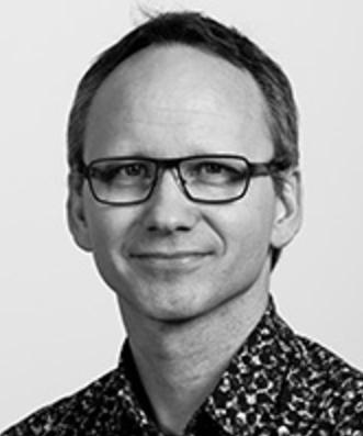 Byggnaden är av trä med fasader av trä och glas. I det här exemplet är det viktigt att solcellerna producerar optimalt med el.