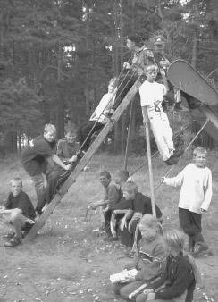 Det var meningen att alla skulle ha seglat sina jollar till Svegön, men med tanke på vindriktning och ganska hög sjö fick de som ville lift dit.
