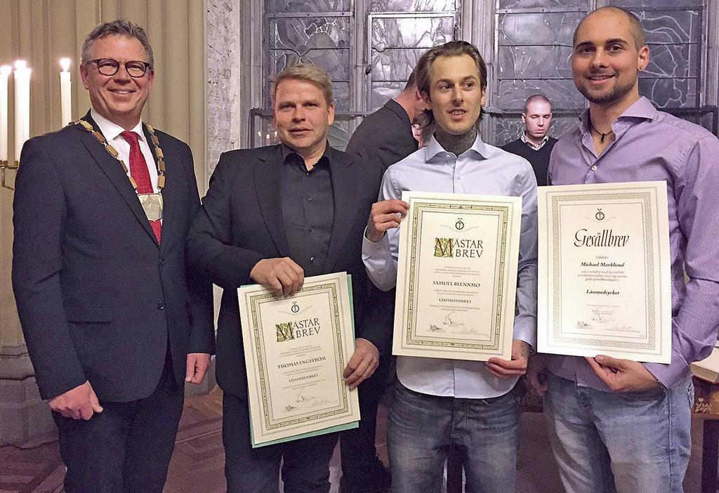 HÖRT & HÄNT Grattis! Nya mästare och gesäller hyllades i Helsingborg SKICKLIGA HANTVERKARE. Stolta mästare Thomas Engström och Samuel Blennmo och en lika stolt Gesäll, Michael Marklund.
