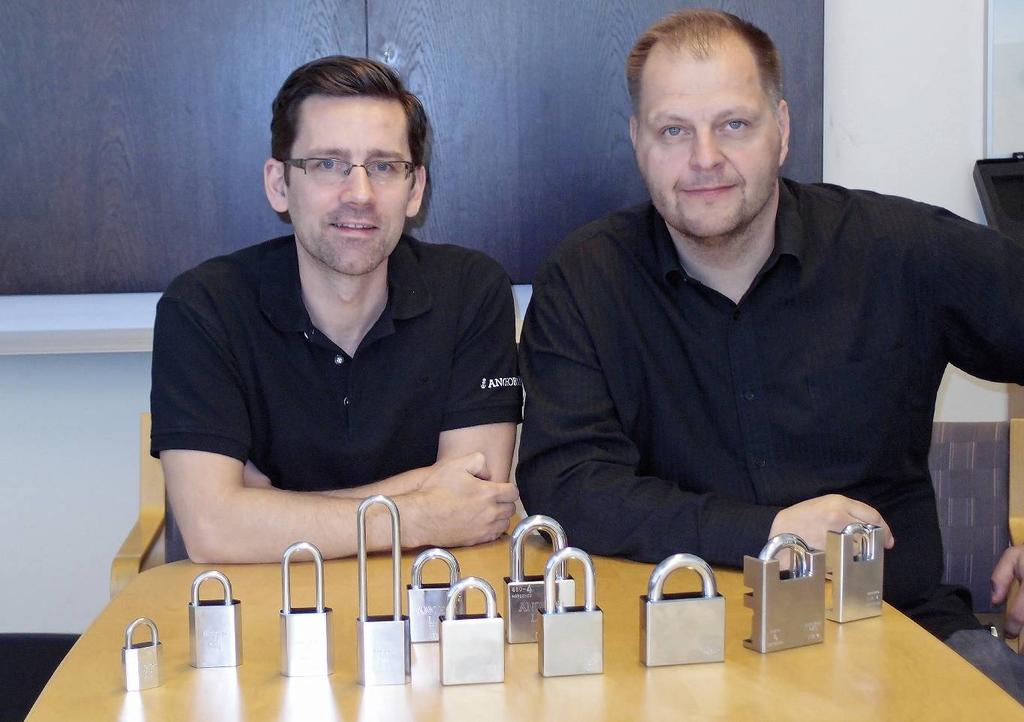 FÖRETAGET ANCHOR LÅS "Vi funderar på tvåskift för att VÄXANDE VERKSAMHET. Robert och Thomas med några av alla de hänglås som man producerar i fabriken i Eskilstuna.