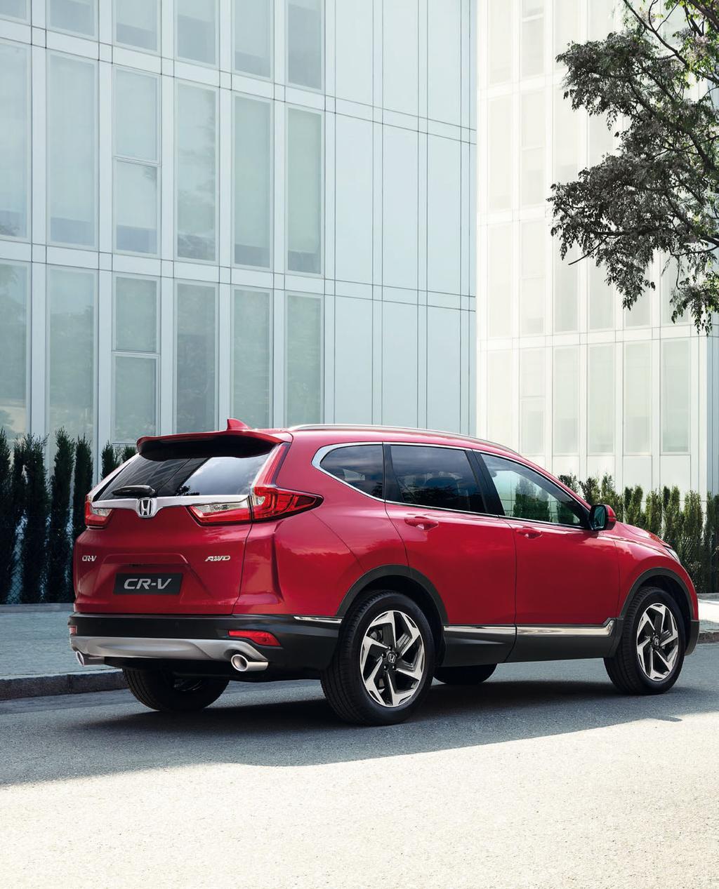 UPPLEV HELT NYA CR-V Den mest sålda* SUV:en i världen har förbättrats och designats om. Resultatet är en unik blandning av ett djärvt, unikt utseende och avancerad teknik.