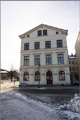 Det står oftast ett annat hus i vägen bakom dig så du kan inte gå så långt ifrån som du skulle önska.