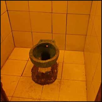 Jag kollade i alla fall toaletterna och det var utan tvekan något av det värsta jag sett!!! Hotellet som det ser ut idag. Toaletterna såg ut så här.