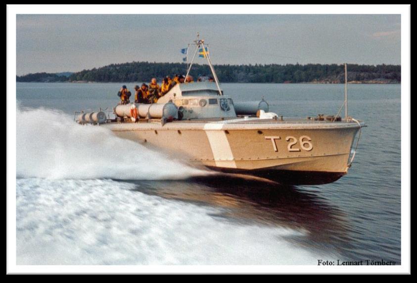 Motortorpedbåten T26 Längd överallt: Bredd största: Deplacement: Bestyckning: Motorer: Fart: Besättning: Hemmahamn: 20 meter 5 meter 27 ton 2 st. 53 cm torpeder, 1 st. 20 mm automatkanon, 6 st.