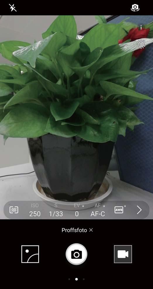 I läget Pro-kamera kan du justera olika kameraparametrar för att producera foton och videor med resultat som kan jämföras med