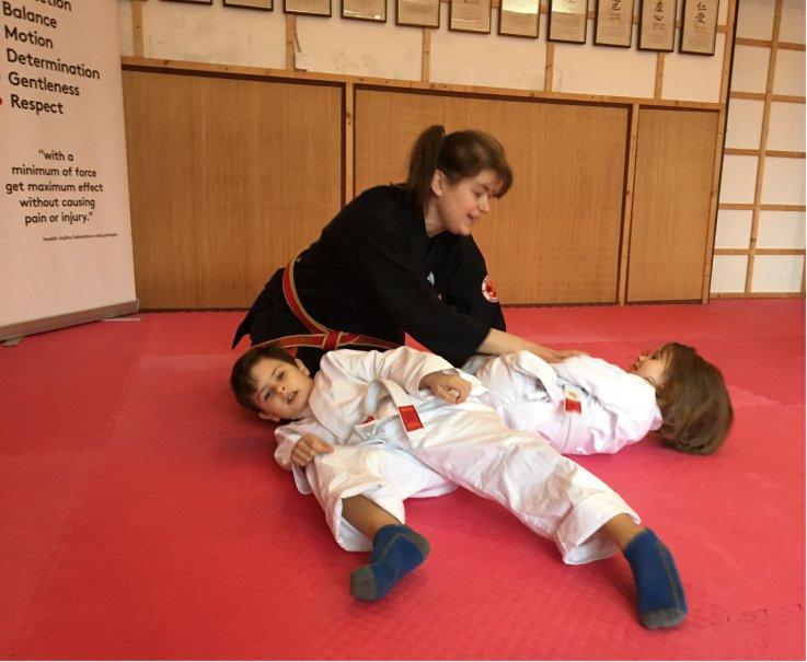 Grossmeisterin Silvia Freifrau von Röhl och maken Mario René Freiherr von Röhl driver klubben Okinawa-Karate Kampfkunstschule i Berlin.