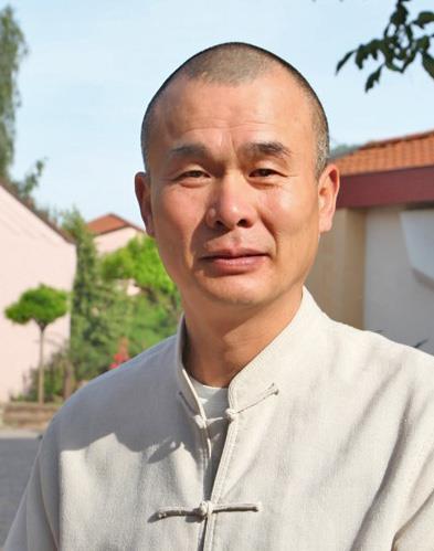 YUAN TZE är en lärare med djup visdom som han förmedlar med klarhet, humor och medkänsla. Med Yuan Qigong ger han oss verktyg att kunna göra varaktiga förändringar i våra liv.