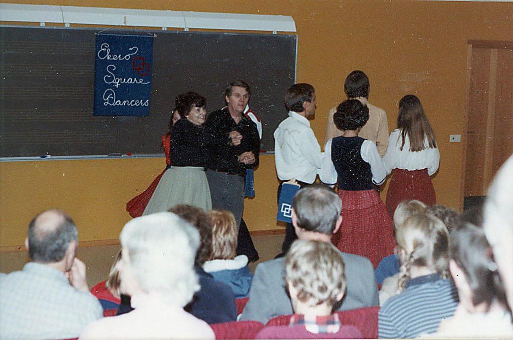 1 Ekerö Squaredancers De första åren Av Bruno Nilsson 28 januari 1982 samlades 20 nyfikna elever till den första Squaredanskursen på Ekerö i Ekebyhovsskolans matsal.