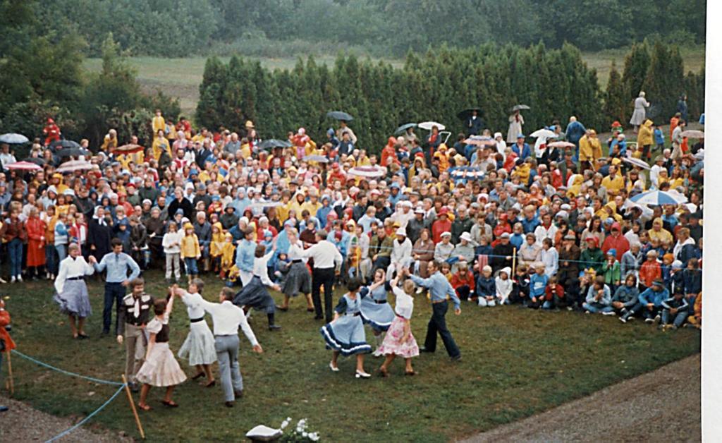 1983 då vi inför kungaparet i ihållande regn dansade två moderna danser-