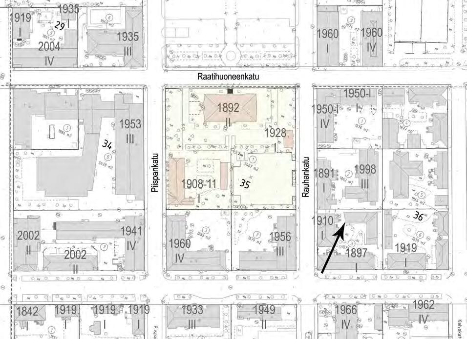 Omgivande byggnadsbestånd På tomterna 3 och 7 i samma kvarter finns flervåningshus, i vilka finns affärslokaler i markplan. Bostadshuset med gul putsyta på tomten 7 är ursprungligen från år 1901.