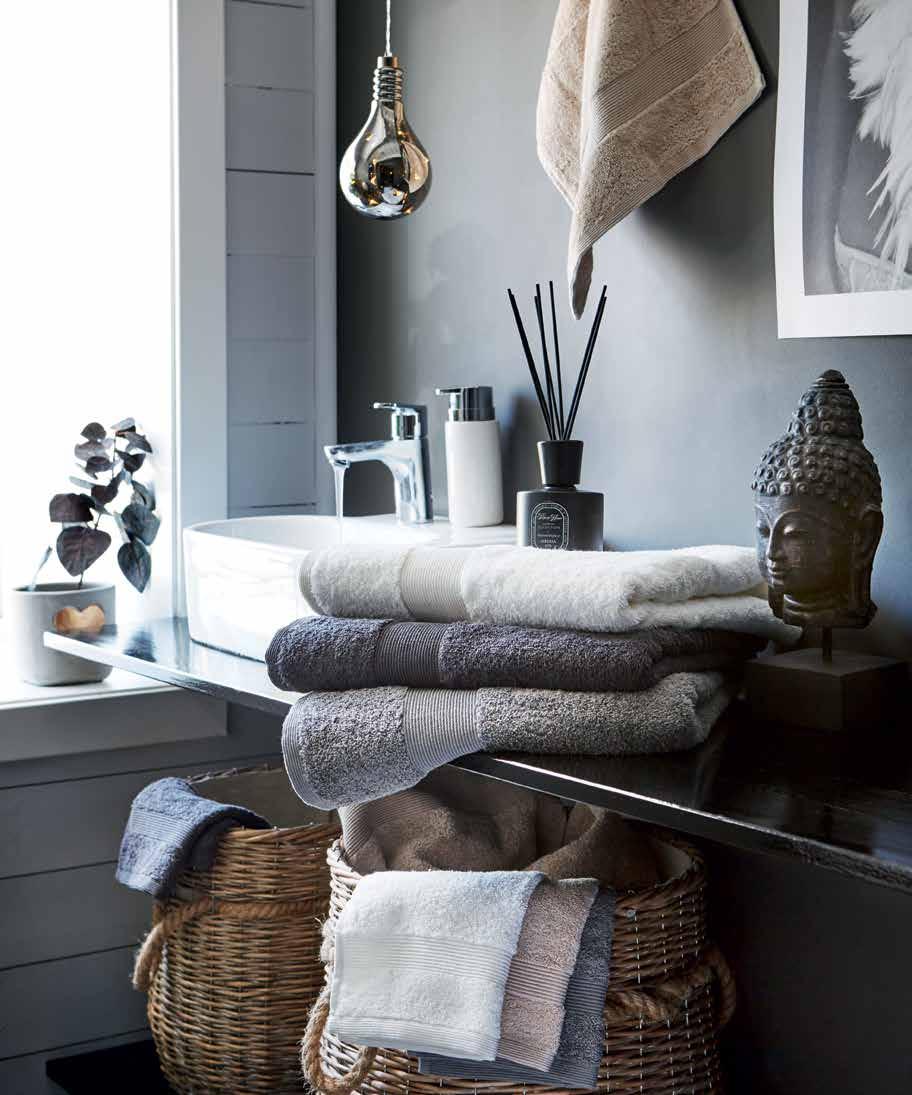 Luxury Varje set innehåller: 2 st tvättlappar 2 st handdukar 2 st badlakan 34x34 cm 40x60 cm 70x140 cm Luxury 21060 Handduksset antracitgrå 749:-/82,90 21070 Handduksset beige 749:-/82,90 21080