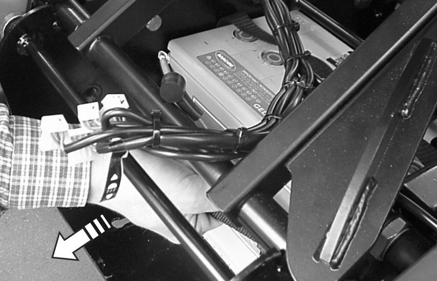 OBSERVERA! Risk för klämskador! Batterierna är mycket tunga. Se till att de inte faller ner på golvet när de tas bort från chassit. Dra ut batterierna framåt.