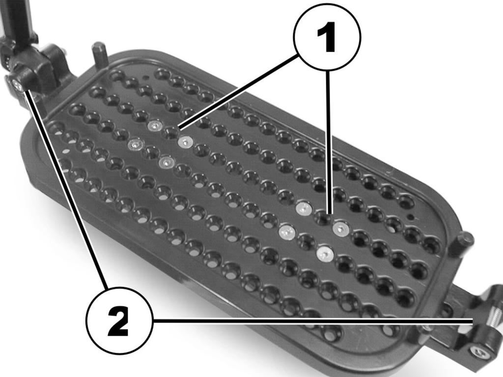 Ta bort skruvarna (1) med en 3 mm insexnyckel.
