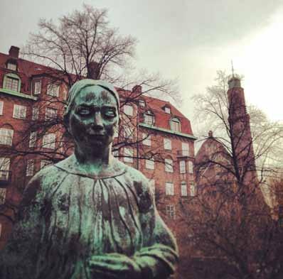 Pappan Emil Key blev riksdagsman och Ellen fick fungera som hans värdinna och spökskrivare under vistelsen i Stockholm.