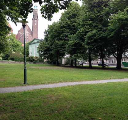 Inledning Parken sedd från Birger Jarlsgatan med den nedre terrassen i förgrunden. Den mellersta terrassens gräsplan. Bild sedd från Karlavägen utöver den övre terrassen med Ellen Keys staty.