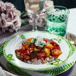 Veckan fortsätter med en smakrik nudelwok med krispig tofu samt grillade majskolvar med riven ost, bönsalsa och sötpotatismos.