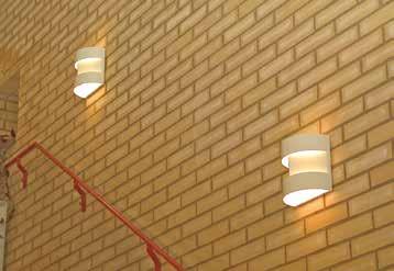 Skärmarnas utformning ger ett spännande ljussken i och kring armaturen. Korridorer, entréer och som kompletteringsbelysning i de flesta miljöer. På vägg.
