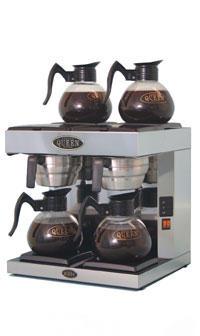 Instruktioner för kaffebryggaren Brygger två kannor samtidigt; ca 18-20 koppar per kanna på ca 6 minuter Två värmeplattor Termoskannor finns i högskåpet till vänster om kyl/frys.