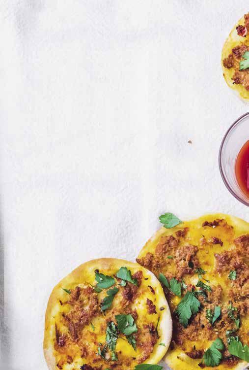 4 Pressa citron på Bake-to-Basics Citruspress Set och vänd i de resterande ingredienserna med Degskrapa. 5 Smaka av med salt och peppar. Servera som dip till kött och grönsaker eller i smörgåsar.