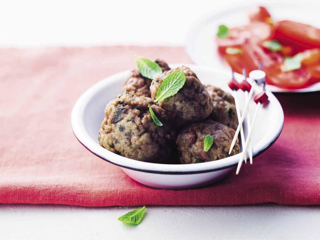 Grekiska lammköttbullar 1 lök 600 g lammkött 1 vitlöksklyfta 1 dl färska myntablad 1 msk olivolja 2 ägg 1 tsk salt ½ tsk peppar 2 msk mjöl 1 Montera FusionMaster Kvarn med den fina hålskivan och sätt