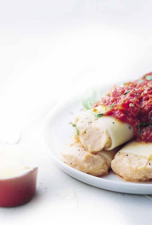 3 Tillsätt olivolja, ägg, salt och peppar och rör med Rörslev. 4 Forma 16 köttbullar och lägg dem på Click n Shake-gallret. 5 Häll 1 msk mjöl i botten av Click n Shake. Sätt i gallret med köttbullar.