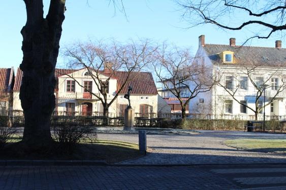 PLATS 14 Stadsparken Mörkt i stora delar av stadsparken. Högt buskage. Halt på gatsten Fler/starkare up-lights mot träden. Gärna vid entréerna Avvägning.