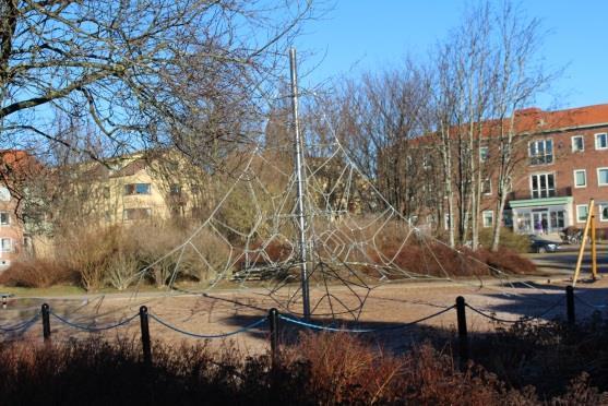 13 (14) PLATS 19 Nytt problem, Ska åtgärdas, et åtgärdat, Struket, ej åtgärd Nya Torg Parkdelen var mörk som att gå in i en vägg av bara mörker.