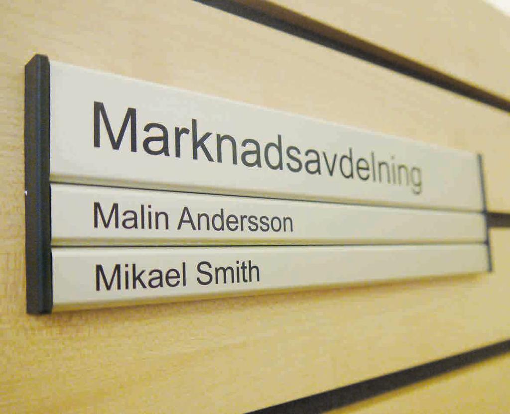 Sidostycken i svart plast.