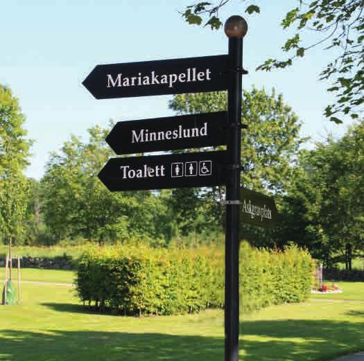 Längd: 3150. 6704268 Vägvisare svartlackad 670x150, sågad spets, vit folie.