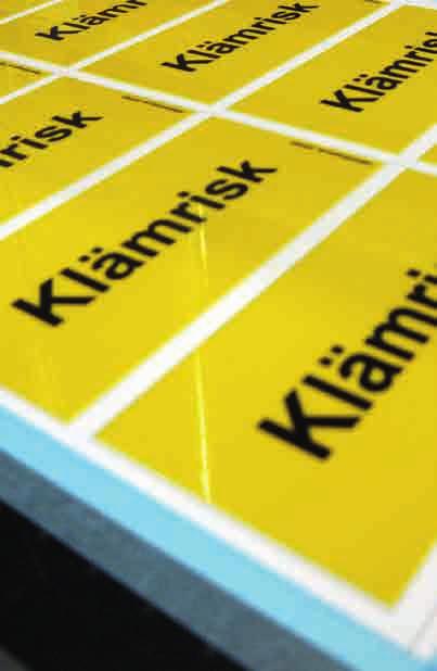 Om dagsljuset är otillräckligt på platsen ska efterlysande färger, reflekterande material eller artificiell belysning användas. Skyltar som inte längre behövs ska tas bort.