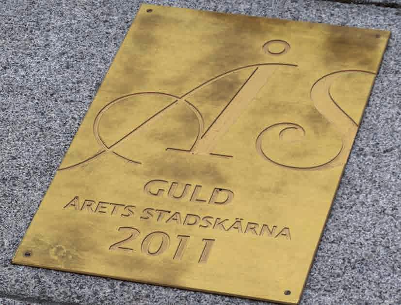färgfylld mässingsskylt Graverad