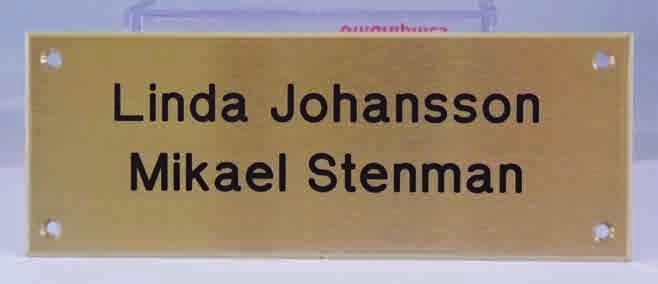 stilrena graverade dörrskyltar i