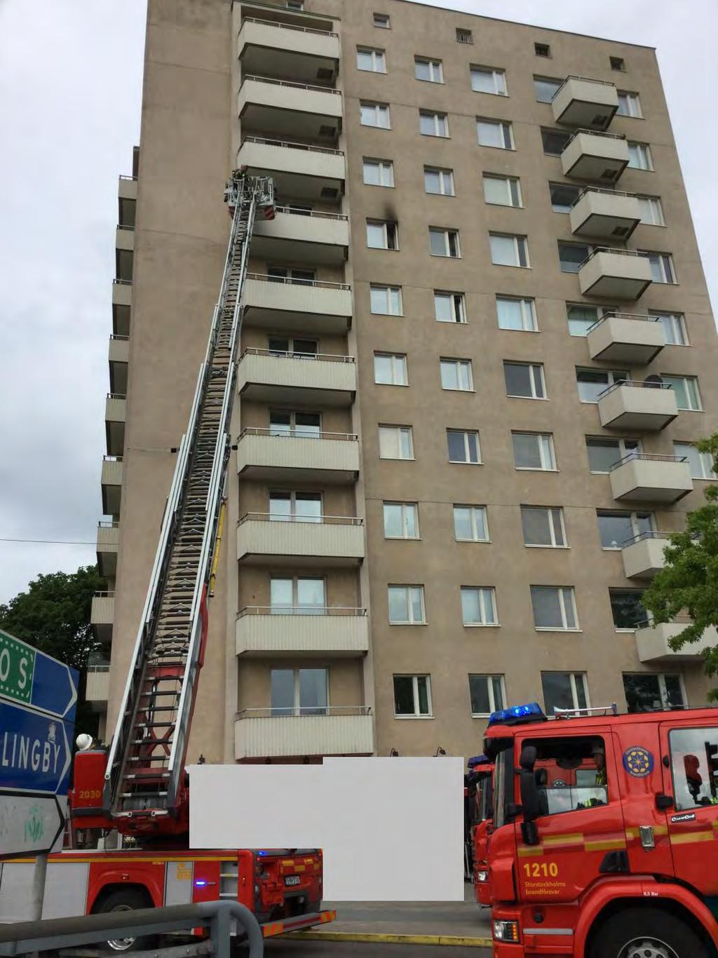 Objekt Byggnaden uppfördes 1950 och är ett flerbostadshus med 10 våningar. Köken i lägenheterna angränsar till entréhall och lägenhetsdörr. Primär utrymningsväg från lägenheterna är via trapphuset.