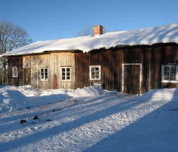 Gårdsbilden har en väl sammanhållen form, där ekonomibyggnaderna på tre sidor, helt omsluter fägården.