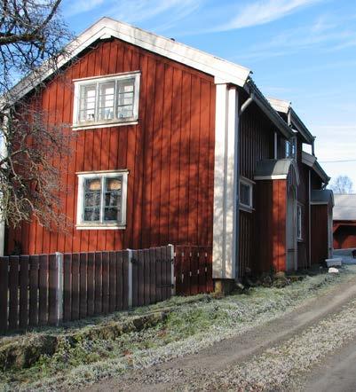 Tillfällan (18) Väl sammanhållen gårdsmiljö som ligger i ett kuperat landskap i skogsområdet söder om Boråsvägen.