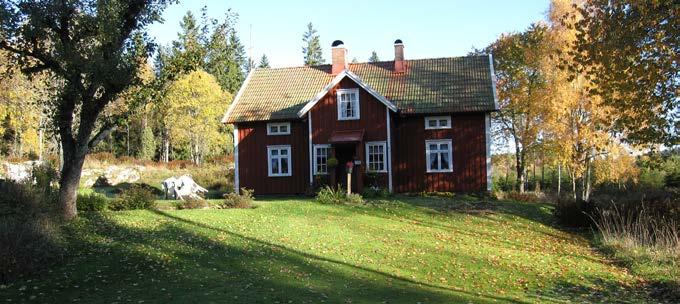 Bolltorp (29) Bebyggelsemiljön vid Rödeneplatåns skogbeväxta sluttningar består av Bolltorps gård med