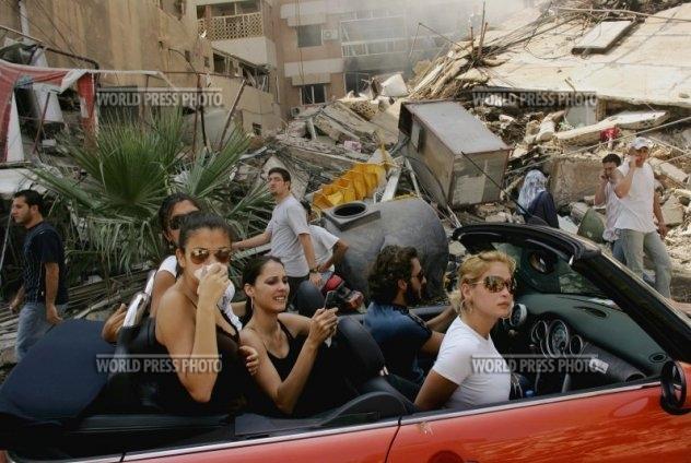 moderskap,handenförmedlarenkänslaavömhet.denväckermedlidandeochen känslaavorättvisa. 2006 YoungLebanesedrivedownastreetinHaretHreik,abombedneighborhoodin southernbeirut.