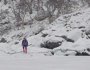 Turrapport 20051229-30: Grön stålis på Gjende@Vänerskridsko km. En toppentur. Fredag 30/12: 5 cm nysnö vid hyttan blev jäms under fotbladet på skridskon när vi steg på Gjende.