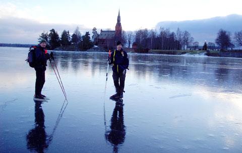 Turrapport 051226: Friska vindar på Nysockensjön@Vänerskridsko Anders och Johnny vid Ny kyrka Tack Anna för omgrupperingen av bilen till Fiskevik!