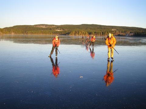Turrapport 051218: Fantastiskt på Trehörningen@Vänerskridsko Friluftsfrämjandet Arvika-Sunne Långfärdsskridsko Arvika Turrapport: Fantastiskt på Trehörningen 18/12-05 Det är ingen ide att ens försöka