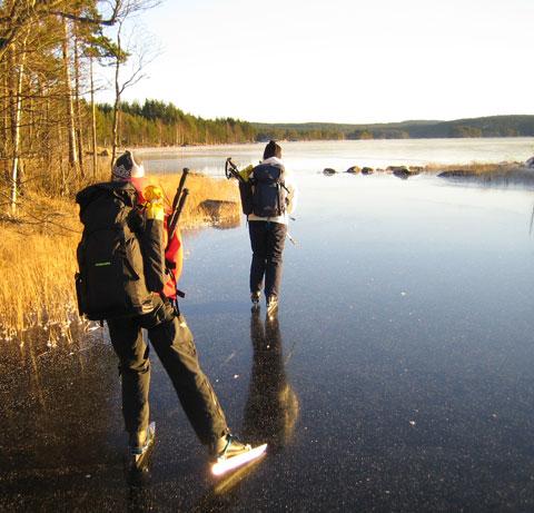 Turrapport 051218: Fantastiskt på Trehörningen@Vänerskridsko Fotoalbum @ rackstad.nu. Is Helt klar kärnis c:a 10 cm tjock något enstaka ställe med lite tunnare. Perfekt!