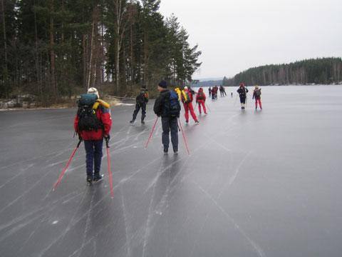 Turrapport 051210: Rinnen@Vänerskridsko Fint pebblad curlingis, även bra för skridsko. Is: Stöpis lite knottrig apelsinskalsliknande. 5-9cm Några sund öppna.