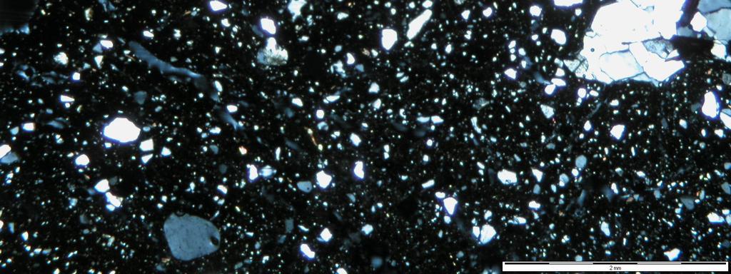 Största bergartskorn i godset har uppmätts till 1,7 mm och leran innehåller en normal halt glimmer. Växtmaterial har identifierats i leran.