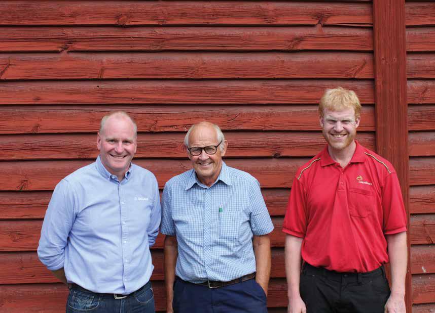 På Vankiva gård byggs nya generationens mjölkningsstall Från vänster: Johan Lindholm (DeLaval), Hans och Christoffer Johansson.