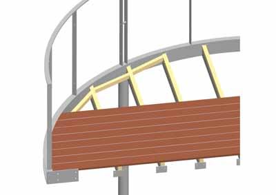 Ströläkte 45x45 ska kapas till rätt längd. Det ska vara 5 mm luft mellan ströläkt och husvägg. Såga läkten så den följer balkongens båge. Se figur 5.