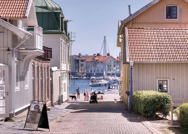 Många av husen i de små fiskesamhällena utmed Bohusläns kust har köpts upp av välbärgade storstadsbor, och nyttjas endast under några få sommarveckor.