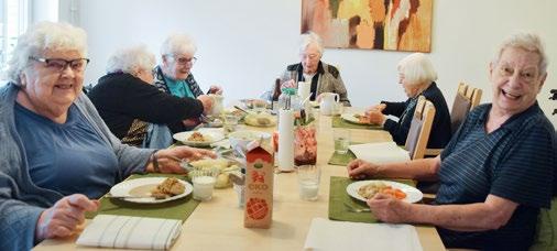 Tisdagsgympa och lunch på trygghetsboendet i Åhus Lunch i gemenskap. Från vänster Eva Johansson, Anna-Lisa Persson, Gun Jeansson, Ingrid Rebert, Ylva Wandås och Lena Huitfeldt.