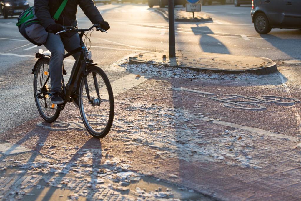 Vinterväghållning för säkra cykelvägar Ett driftperspektiv på Projekt Slussens cykelvägar Författare: Uppdragsgivare: Handledare: Eddie Qvennerstedt, Maria Kuha Palm Trafikkontoret, Stockholm stad