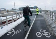 Symboler och andra element i gatan Cykelsymboler i en gata kan antingen målas eller anläggas med prefabricerade symboler av termoplast (Niska, Blomqvist och Järlskog, 2016).