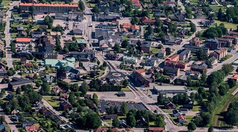 hetsområden med övervägande del tillverkningsindustrier är lokaliserat i väst, öst vid Nissan och i södra delen av Smålandsstenar, samt i östra och västra delen av Skeppshult. Smålandsstenars station.